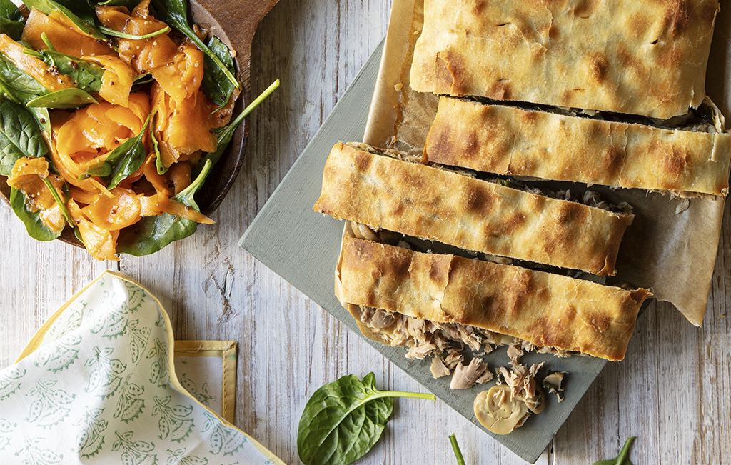 Calzone de Atum com Salada de Abóbora e Espinafres